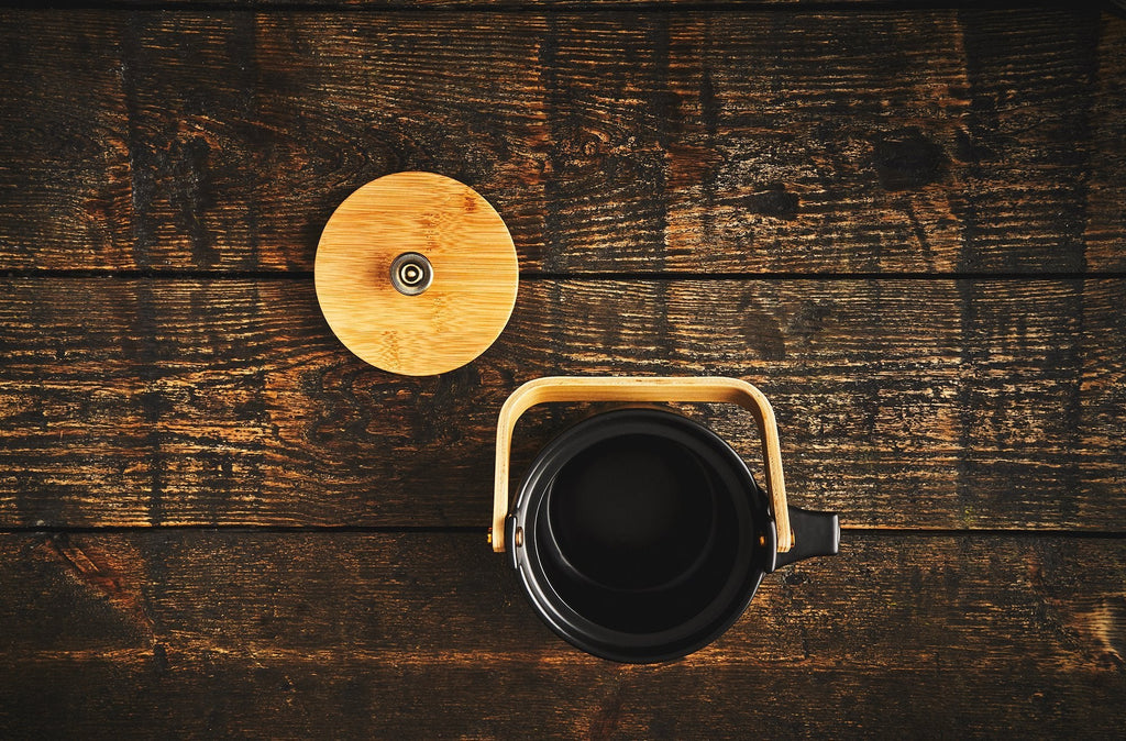 The Darma Teekanne aus schwarzer Keramik