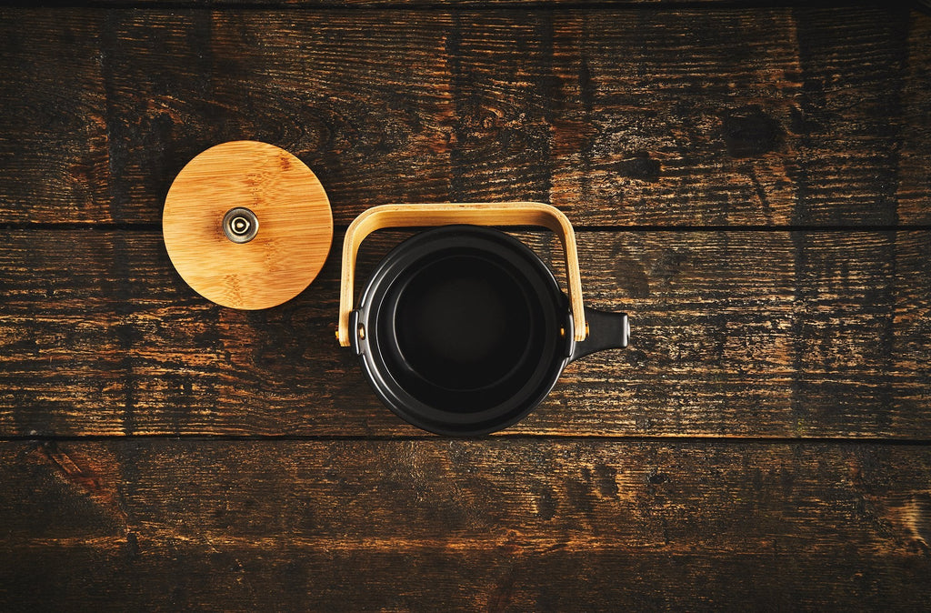 The Darma Teekanne aus schwarzer Keramik