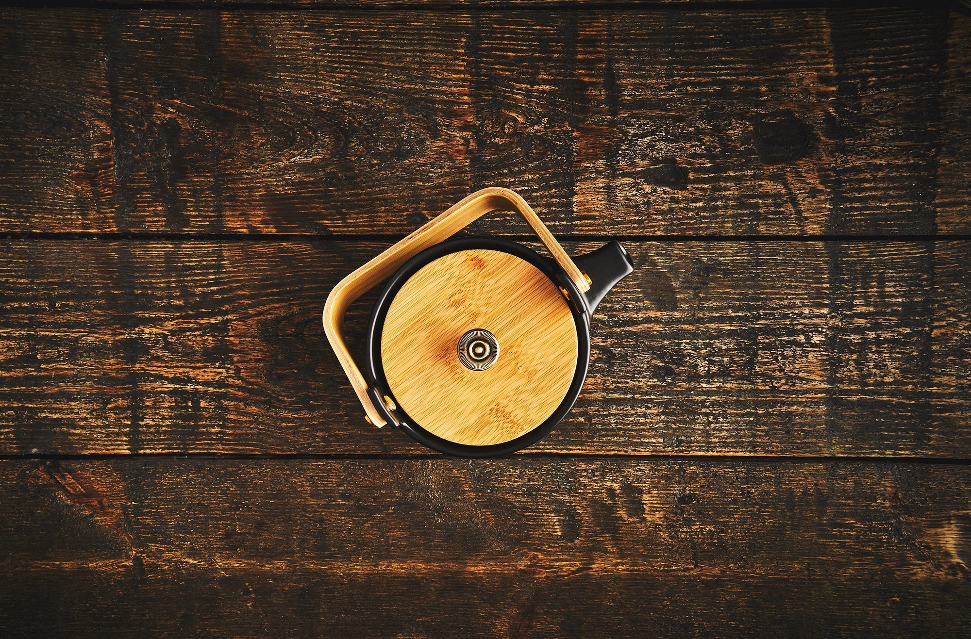 The Darma Teekanne aus schwarzer Keramik